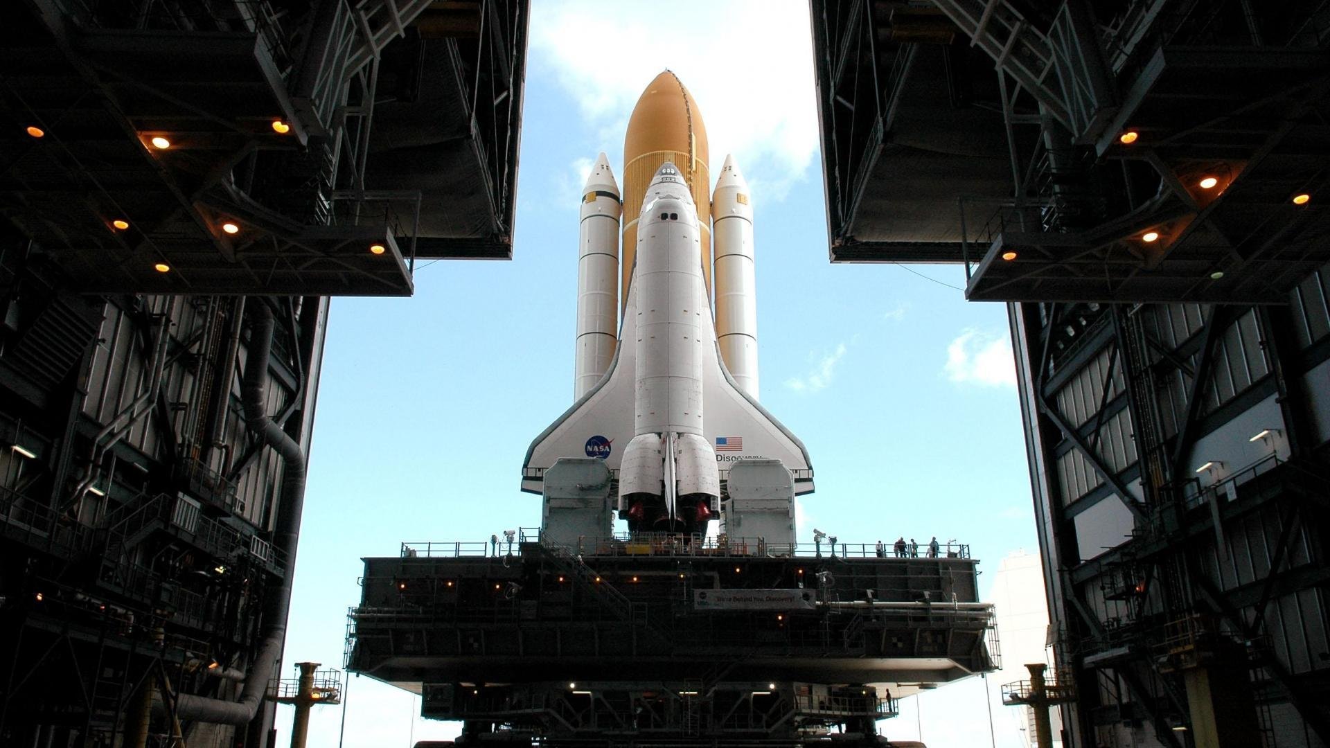 国内足球产业链“人才+设备+场馆”融合发展格局形成,足球产业主要经营内容